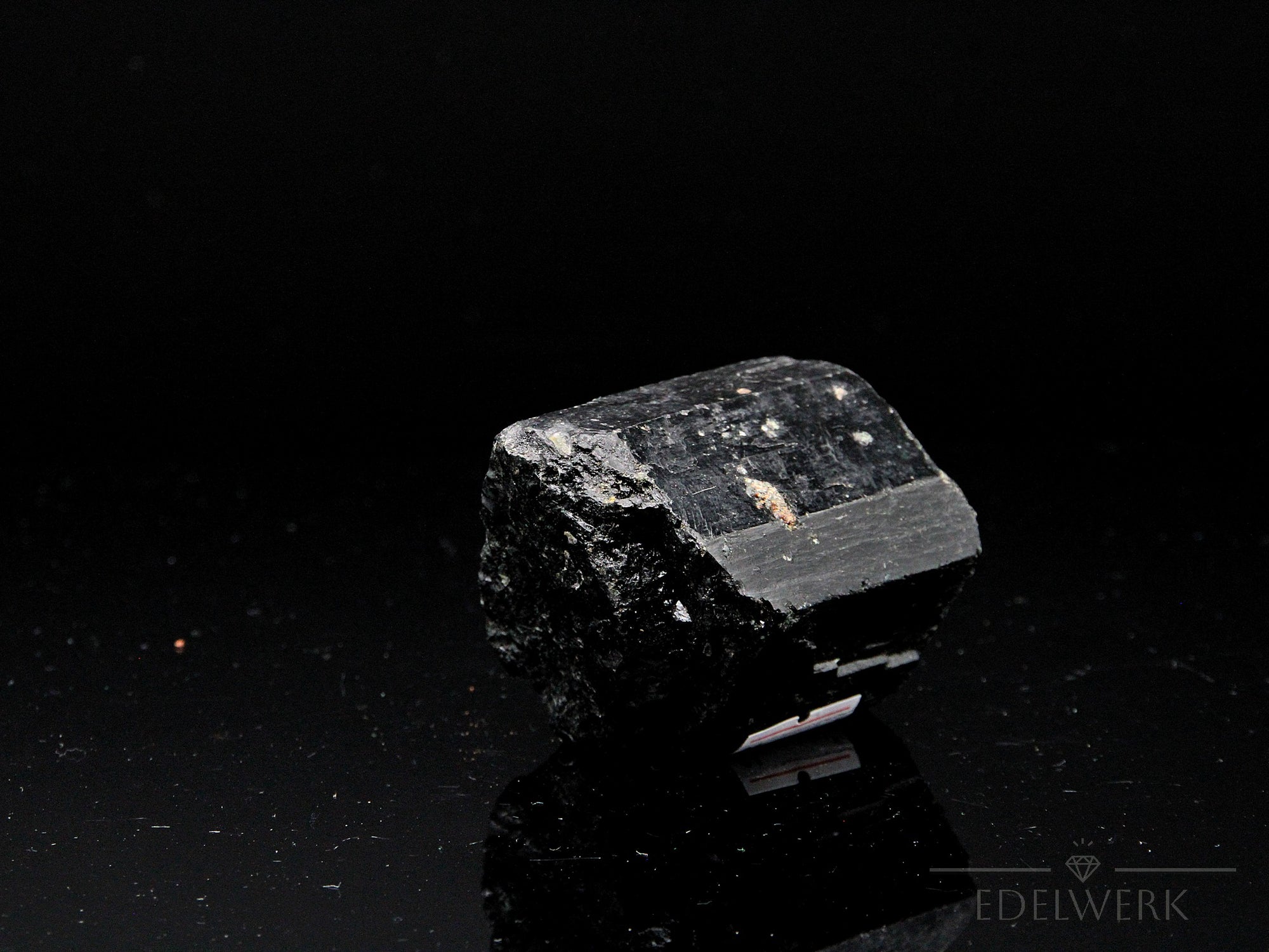 Natürlicher Schwarzer Turmalin, Heilstein für harmonische Balance, ungeschliffene schwarze Kristalle.