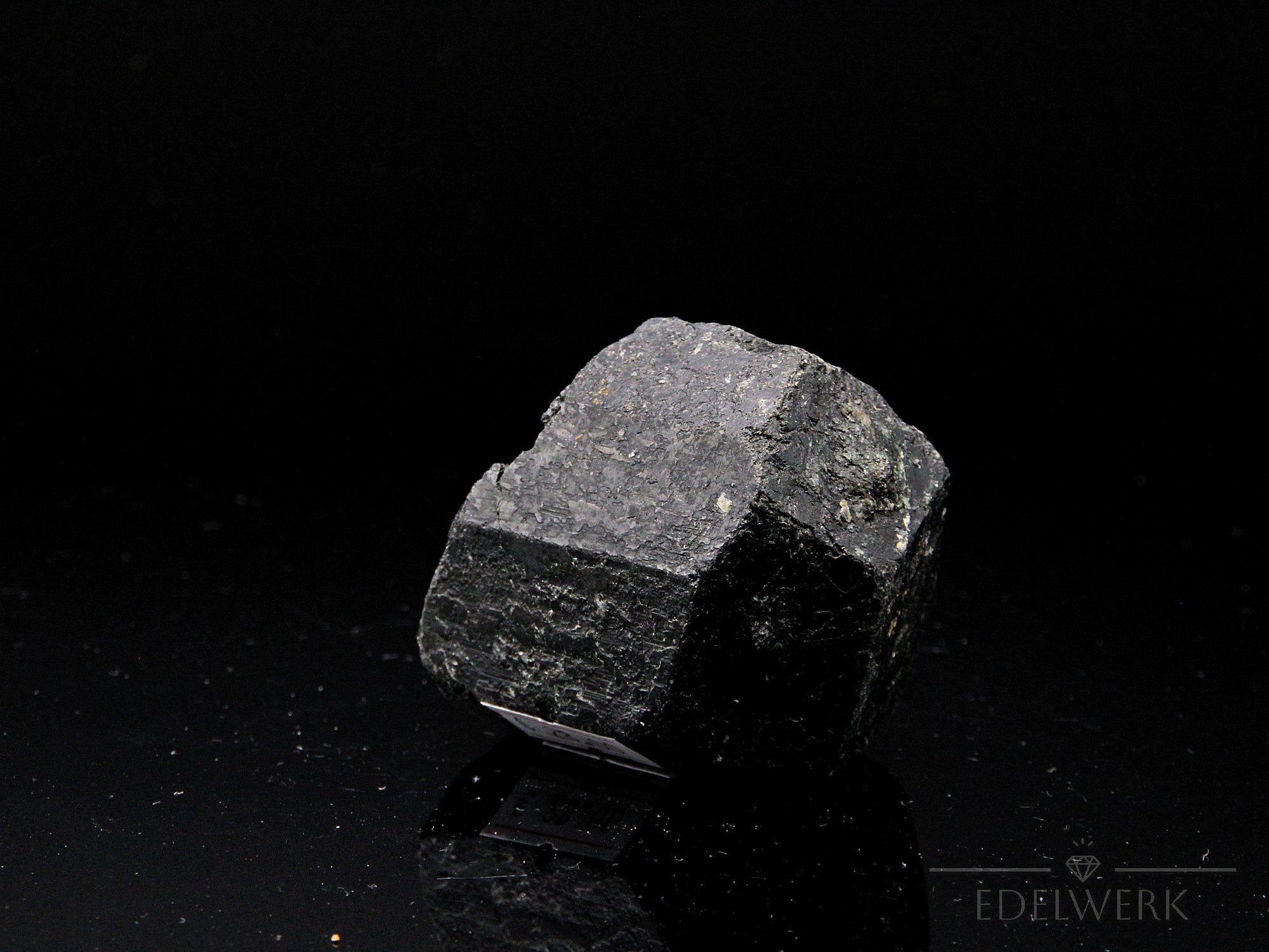Schwarzer Turmalin Heilstein, Heilstein für innere Balance, schwarze Kristalle.