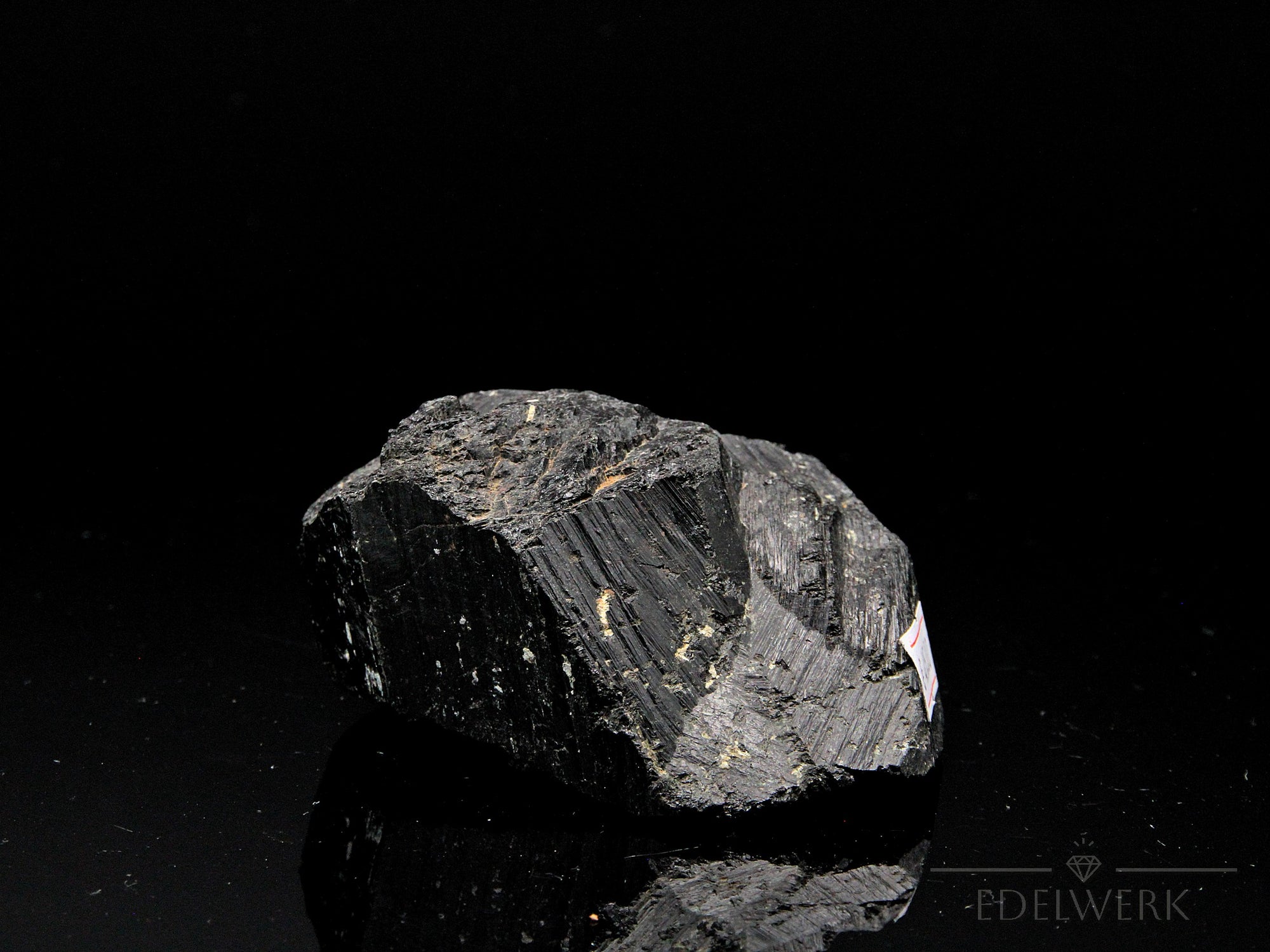 Klarer Schwarzer Turmalin, Heilstein für innere Harmonie, schwarze glatte Form.