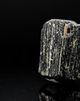 Schwarzer Turmalin Heilstein, fördert schützende Harmonie, schwarze Kristallstruktur.