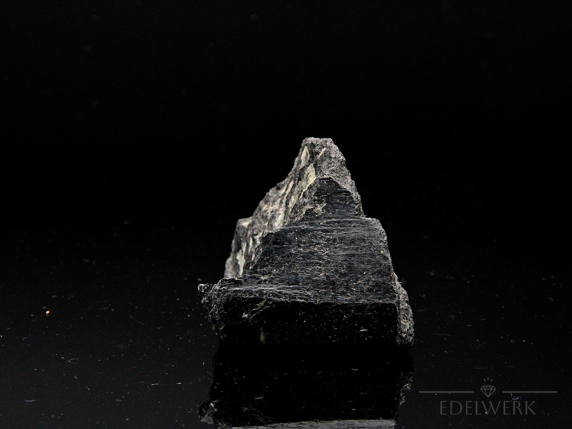 Strahlender Schwarzer Turmalin, fördert meditative Klarheit, schwarze strahlende Form.
