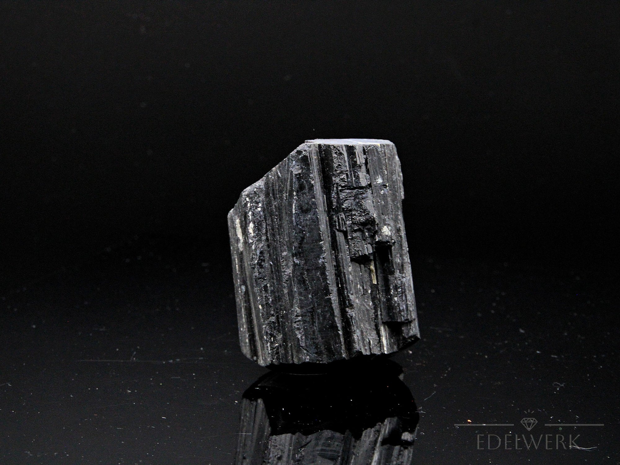 Natürlicher Schwarzer Turmalin, Heilstein für energetische Balance, ungeschliffene schwarze Kristalle.
