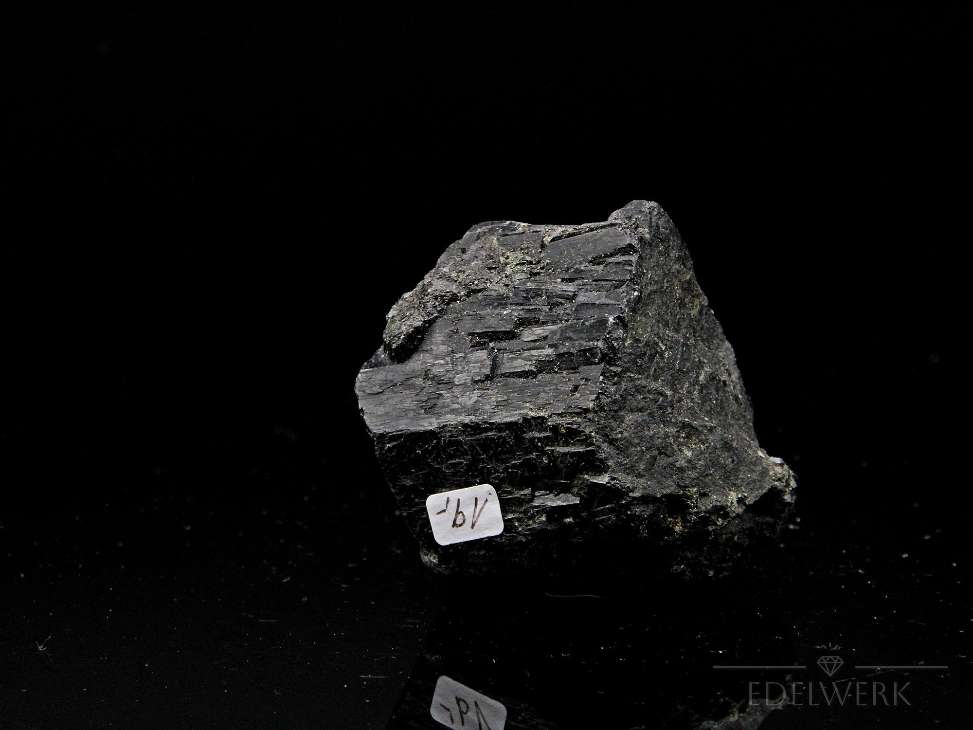 Natürlicher Schwarzer Turmalin, Heilstein für spirituelle Erdung, schwarze Form.