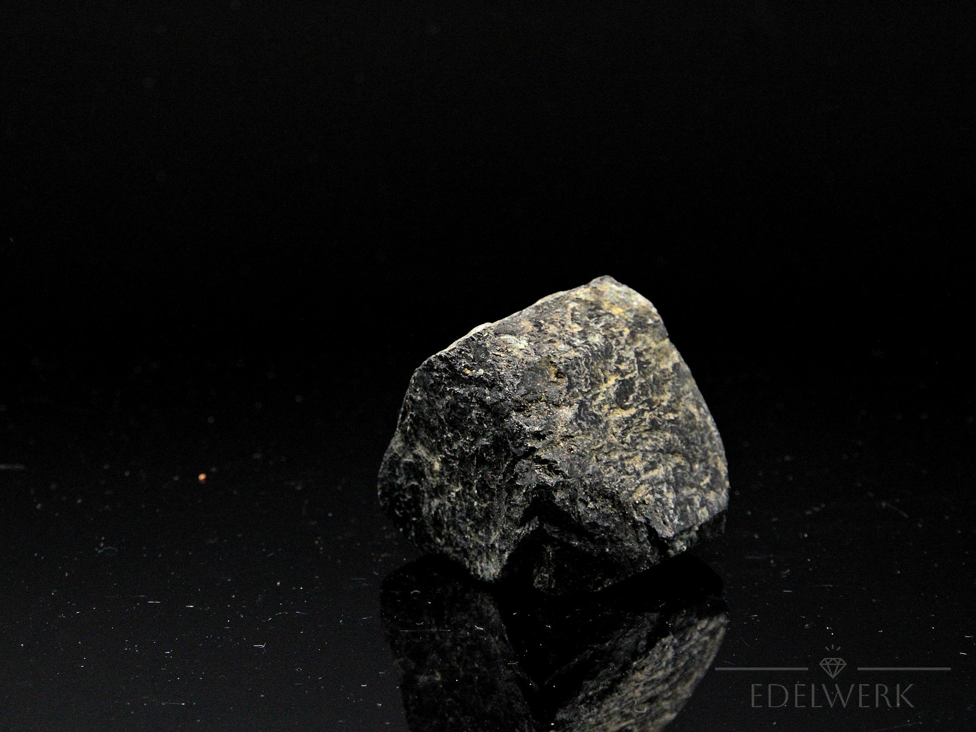 Schwarzer Turmalin Heilstein, fördert energetische Reinigung, schwarze Kristallstruktur.