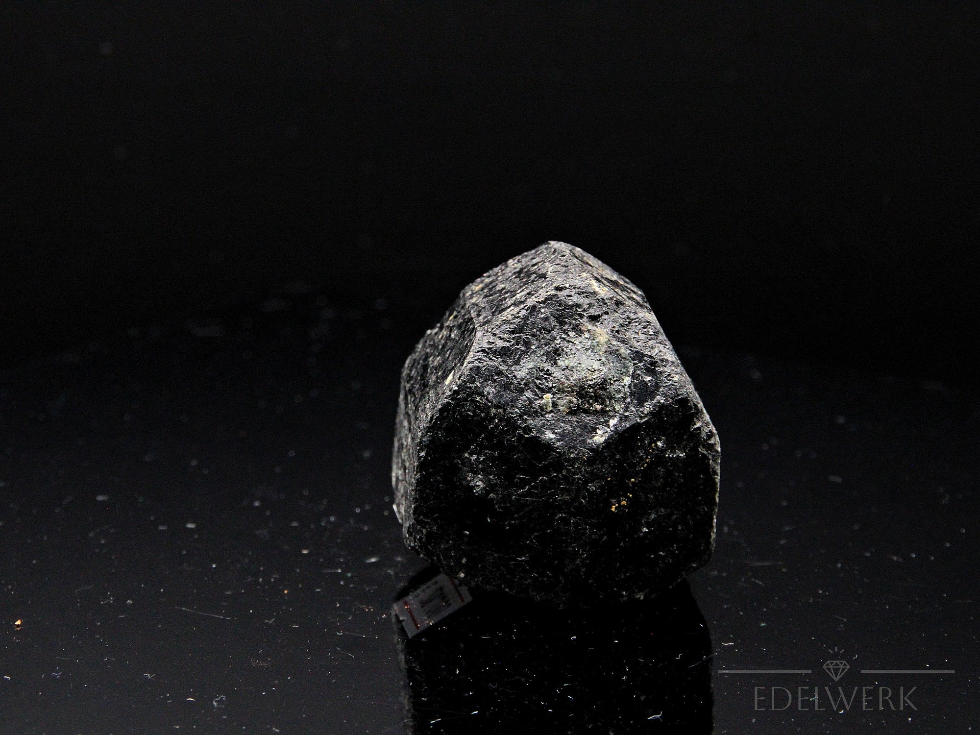 Schwarzer Turmalin Heilstein, fördert meditative Klarheit, schwarze glänzende Form.