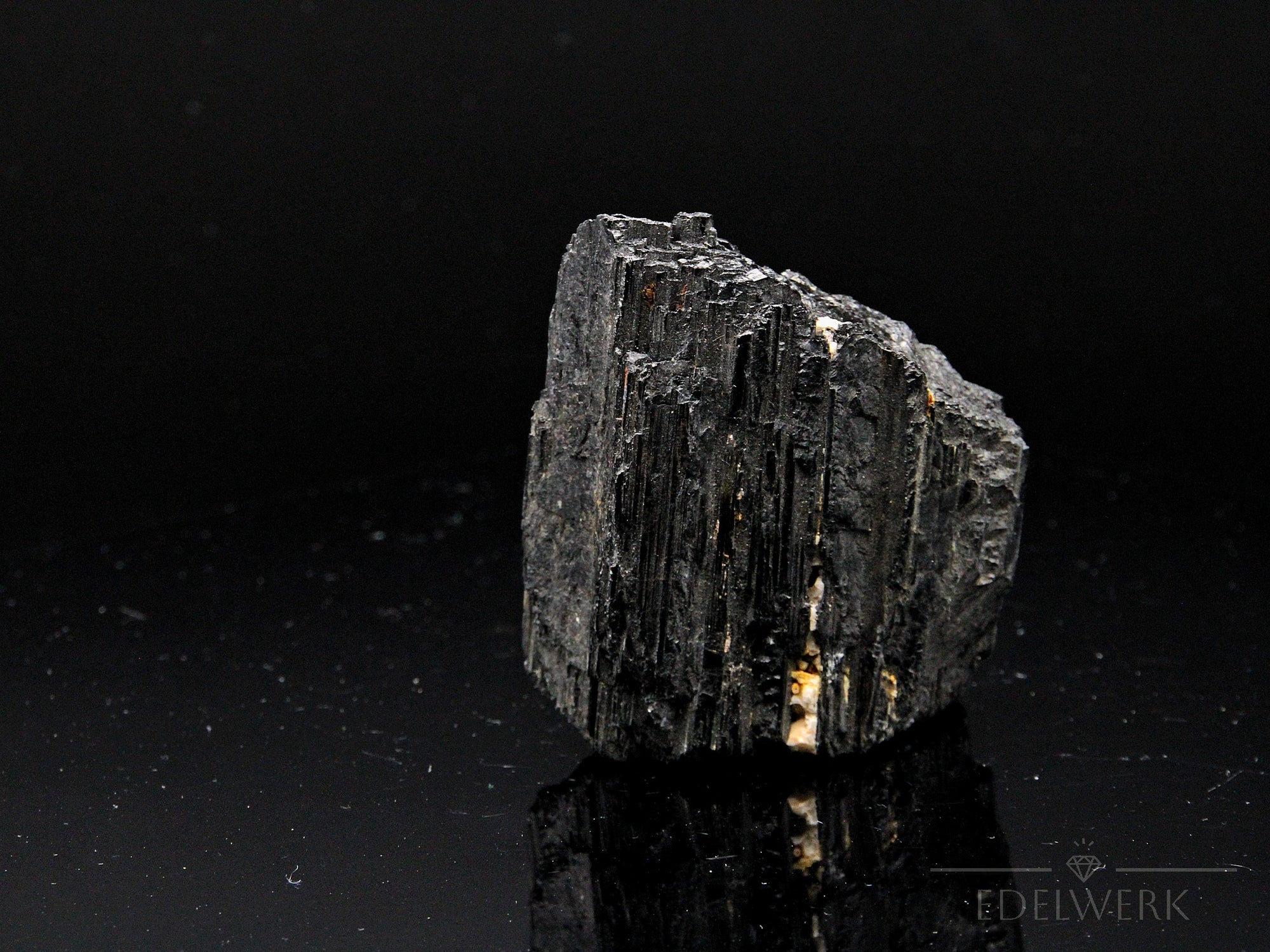 Klarer Schwarzer Turmalin, Heilstein für spirituelle Stärke, glänzende schwarze Struktur.
