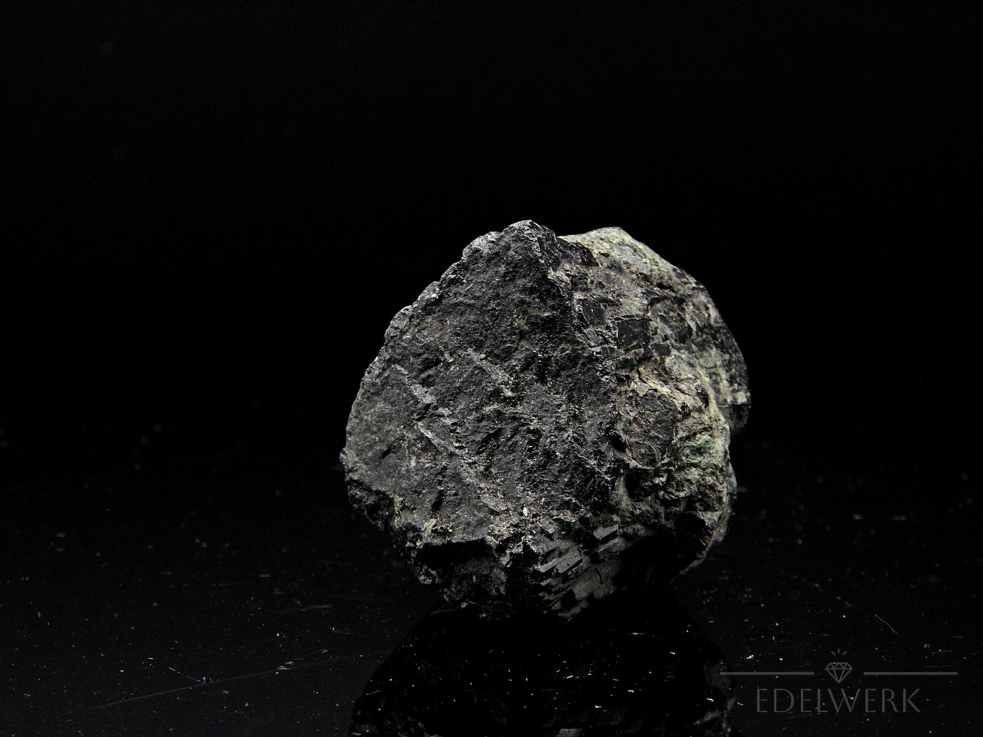 Natürlicher Schwarzer Turmalin, Heilstein für innere Stabilität, schwarze Oberfläche.