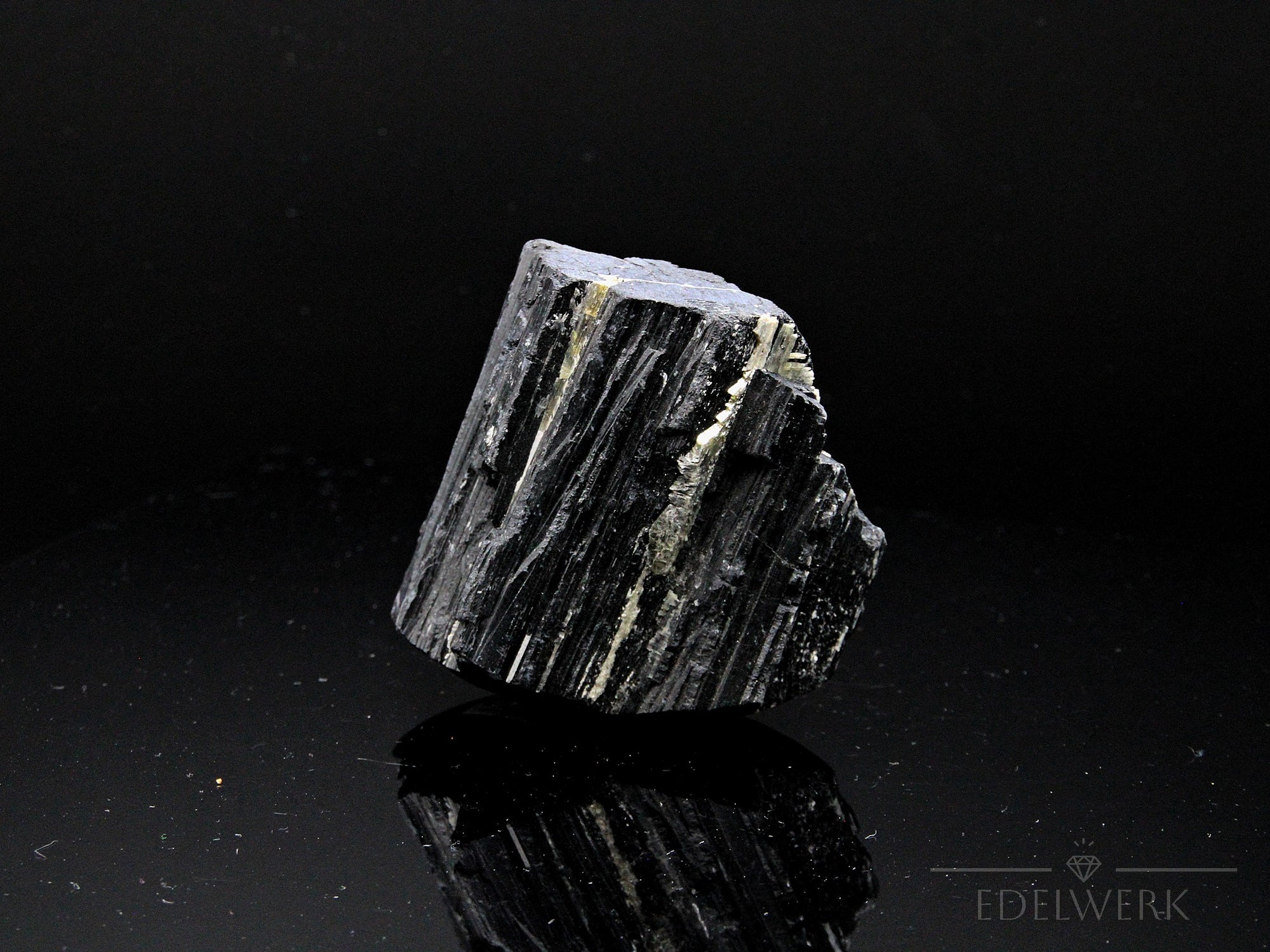 Natürlicher Schwarzer Turmalin, fördert meditative Energie, schwarze natürliche Form.