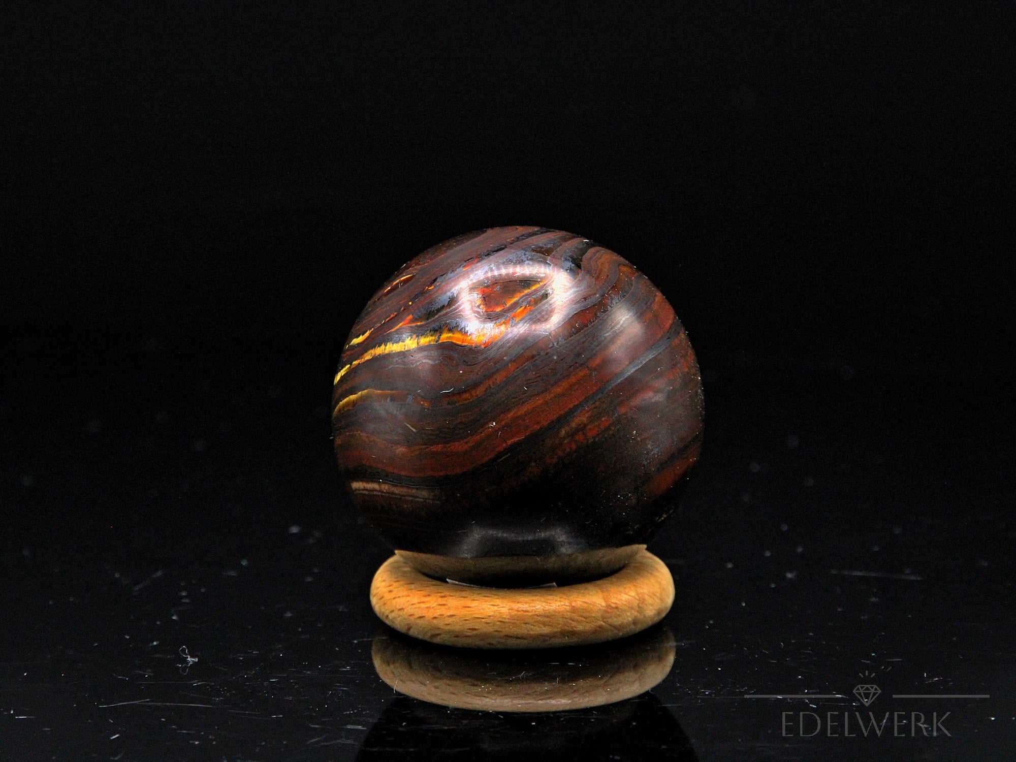 Tigeraugen Kugel Planet, Heilstein für innere Klarheit, glänzende gold-braune Form.